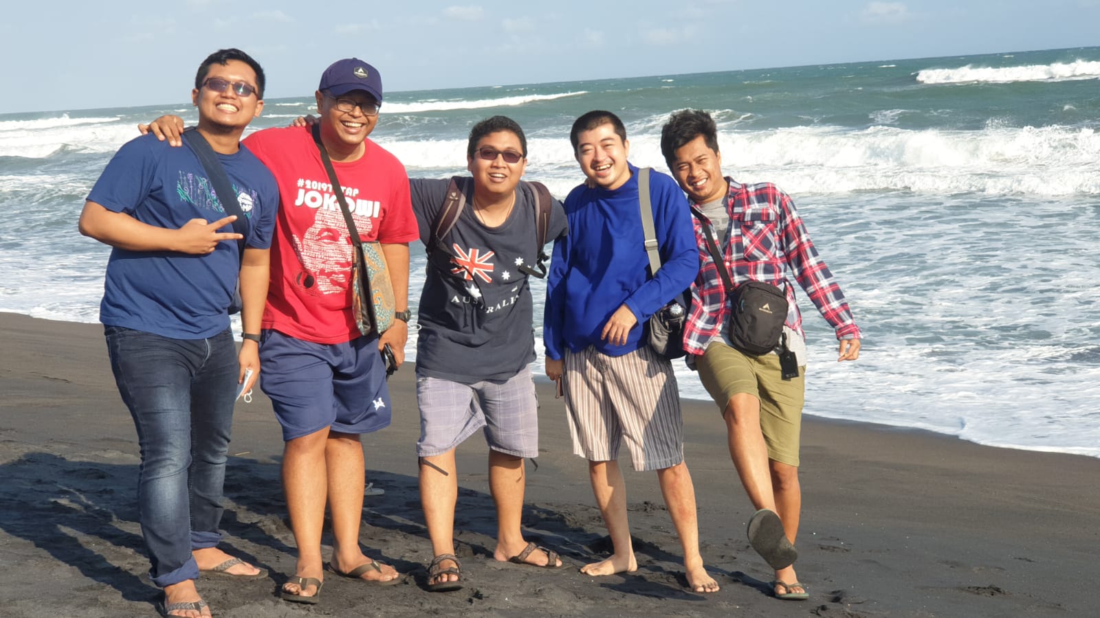Para Frater Teologan Kolsani menikmati akhir tahun akademik 2021-2022 dengan rekreasi bersama ke Pantai Depok.